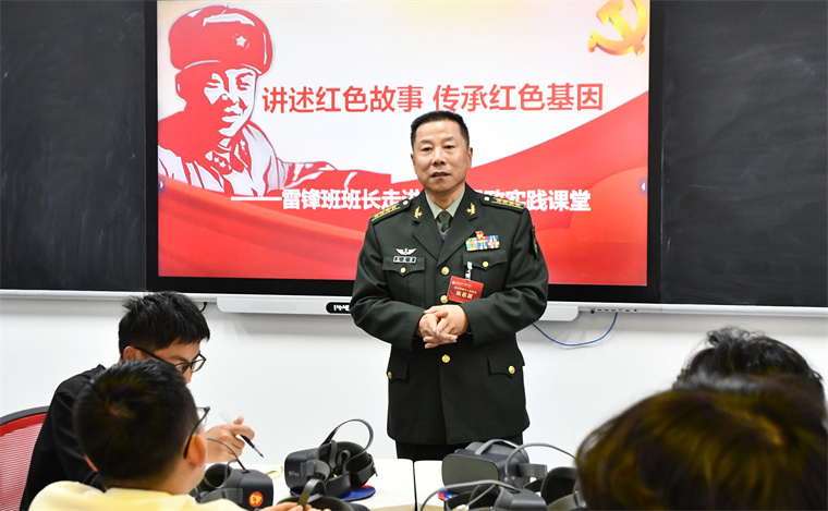 【学习强国】Beat365官方网站：雷锋班班长走进思政课堂，用雷锋精神点亮青春信仰