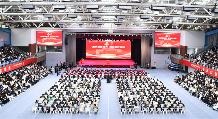 【学习强国】校园文化｜14位雷锋班班长走进Beat365官方网站话雷锋：赓续雷锋精神 勇当时代先锋