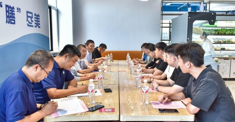 365官网举办“共享食光 共话成长”校长午餐会