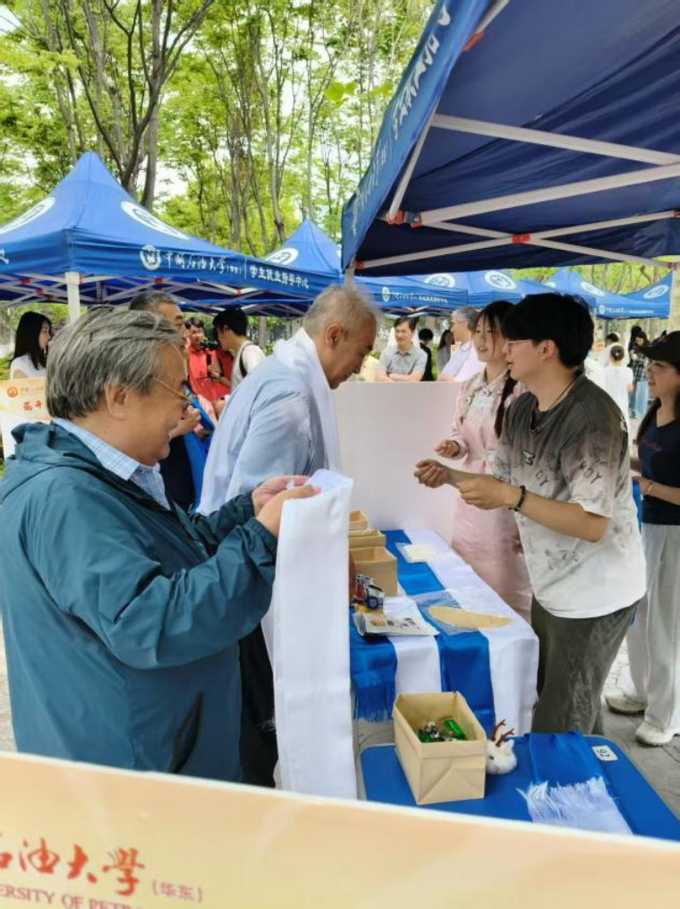 朝克吉勒图教授应邀出席中国石油大学（华东） 民族文化特色展活动